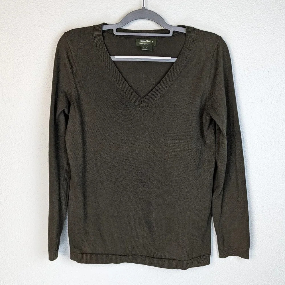 Eddie Bauer V-neck, Pullover Long sleeve sweater Size Medium in Olive Green